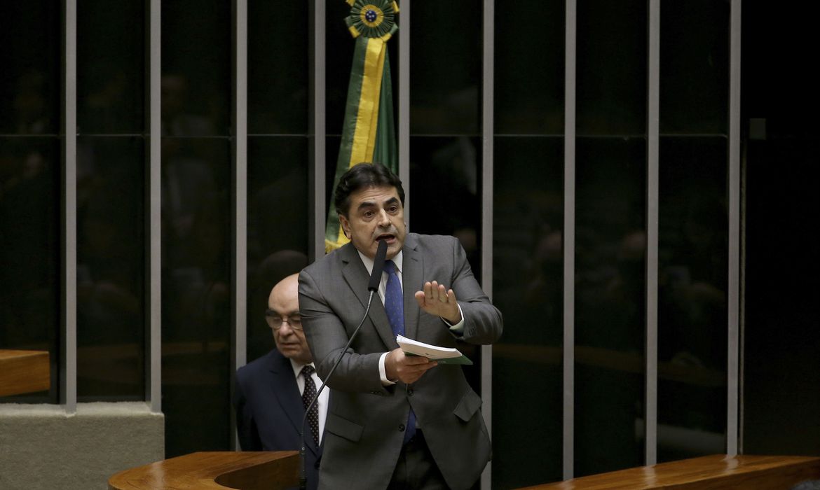 Brasília - Deputado Domingos Sávio (PSDB/MG) durante sessão de discussão do processo de impeachment de Dilma, no plenário da Câmara (Wilson Dias/Agência Brasil)