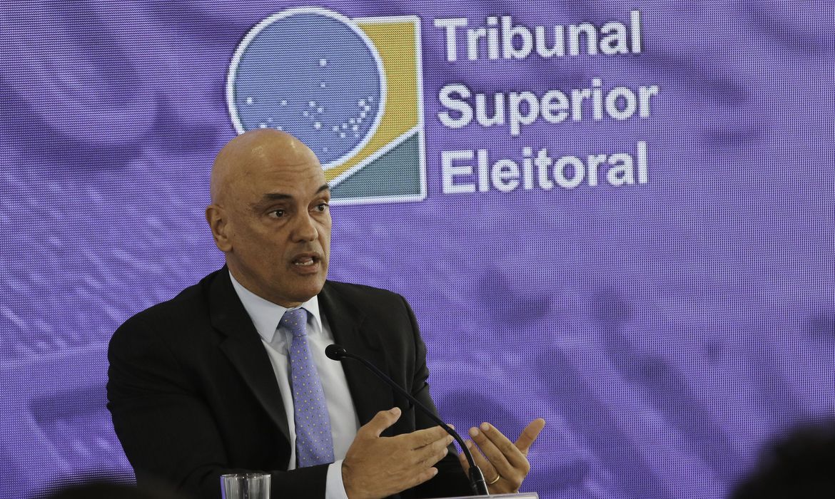 O presidente do Tribunal Superior Eleitoral, Alexandre de Moraes, comenta em coletiva de imprensa, o andamento das eleições gerais