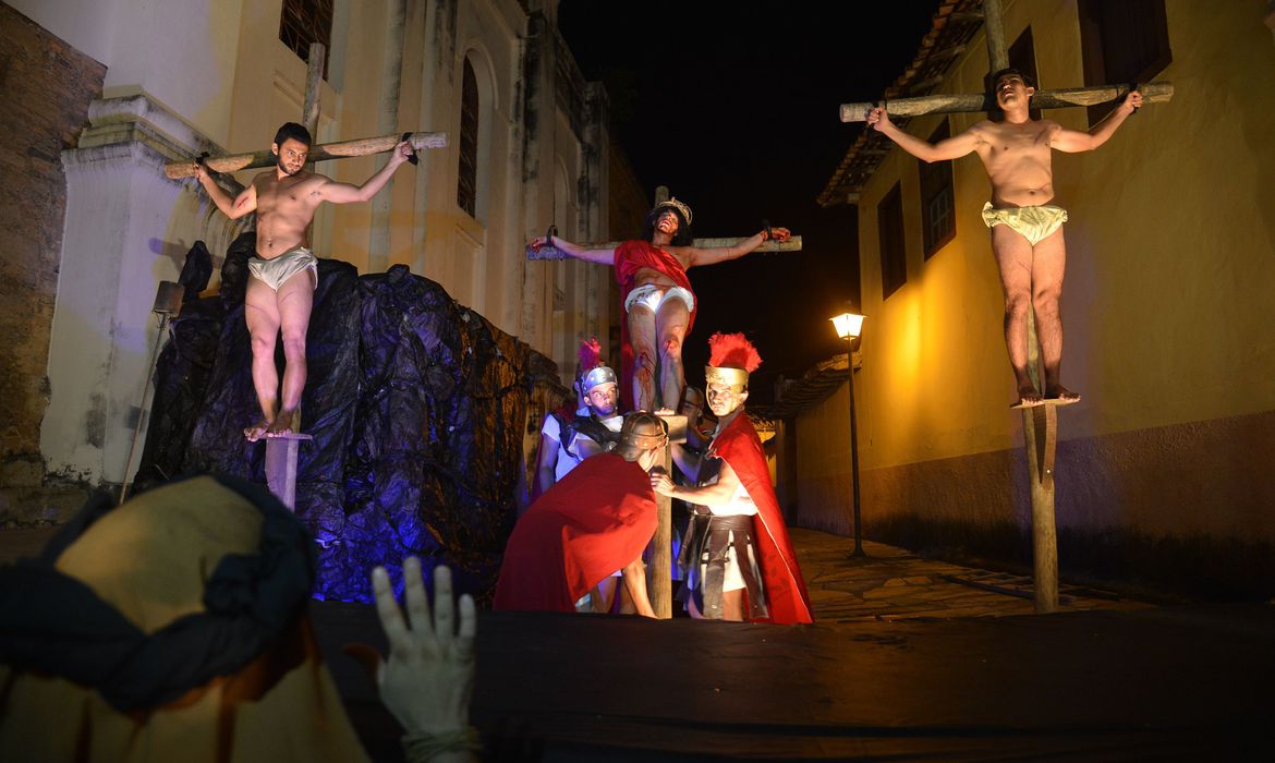 Cidade de Goiás (GO) - Encenação da via sacra de Jesus Cristo, durante a procissão do fogaréu na cidade de Goiás (Marcello Casal Jr/Agência Brasil)