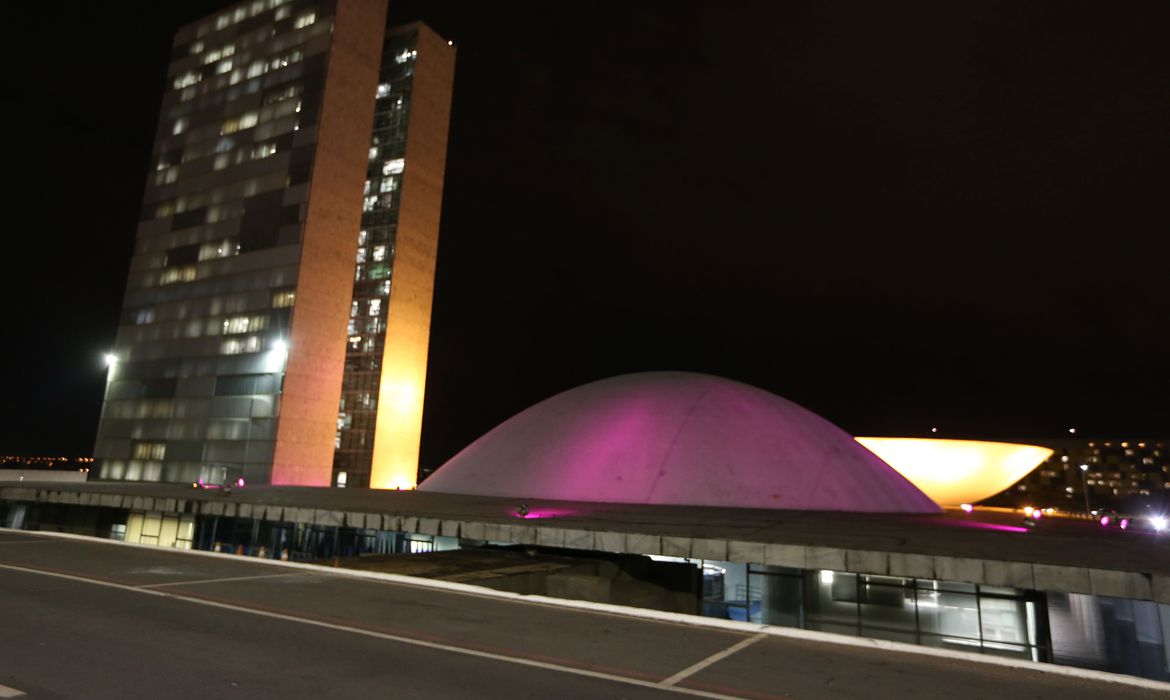 Brasília - Cúpula do Senado Federal iluminada na cor roxa em apoio à campanha de conscientização sobre o lúpus e em homenagem ao Dia Mundial do Lúpus, celebrado em 10 maio (Valter Campanato/Agência Brasil)