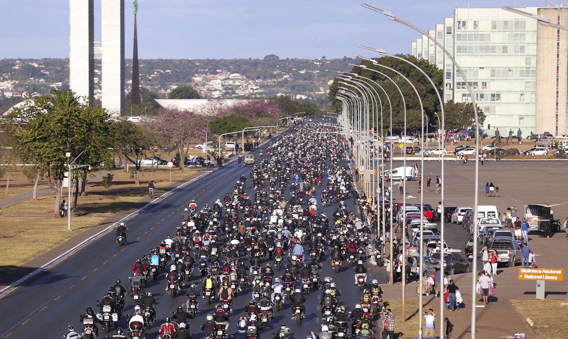 Brasília -  Motociclistas realizam passeio pelas ruas de Brasília como parte do encerramento do Capital Moto Week (Marcelo Camargo/Agência Brasil)