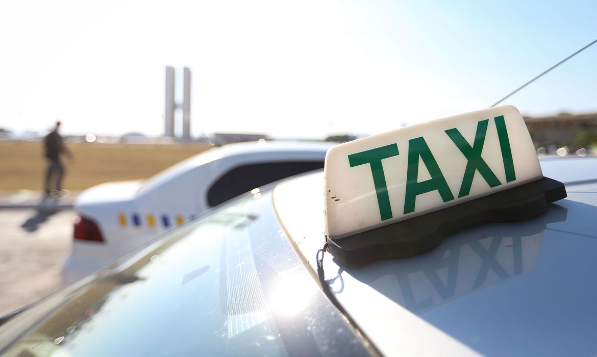 Brasília - Taxistas de todo o país protestam em frente ao Congresso Nacional contra aplicativos de transporte individual  (Marcelo Camargo/Agência Brasil)