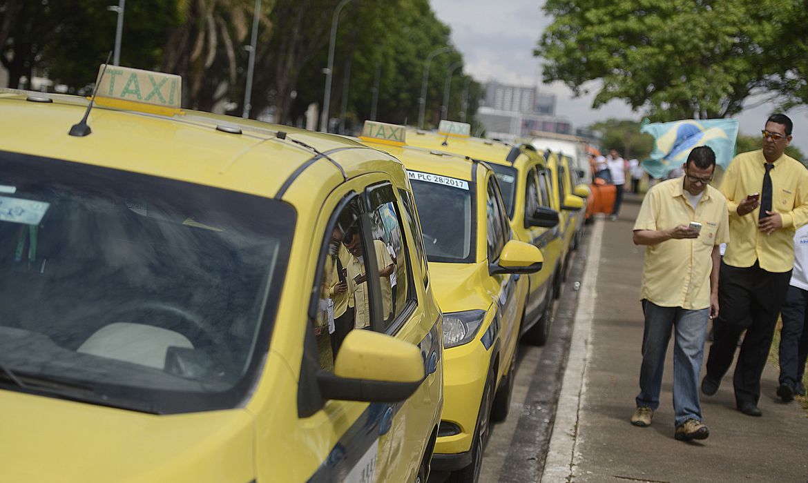 Brasília - Taxistas estacionam na esplanada dos ministerios, em protesto contra Uber. Motoristas protestam contra projeto de lei que tramita no Senado para regularização dos serviços de transporte por aplicativo, como Uber e Cabify (Marcello Casal Jr/Agência Brasil)