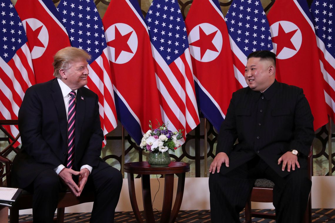 O presidente dos EUA, Donald Trump, e o líder norte-coreano, Kim Jong Un, posam antes da reunião durante a segunda cúpula dos EUA-Coreia do Norte no Hotel Metropole, em Hanói, Vietnã, 27 de fevereiro de 2019. REUTERS / Leah Millis REUTERS / Leah Millis / direitos reservados