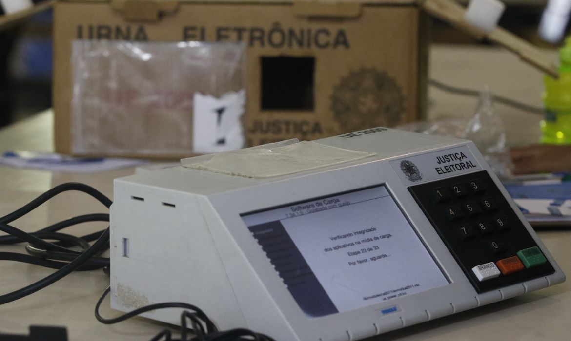 Rio de Janeiro - Urna eletrônica de contingência do TRE sendo preparada para envio aos locais de votação nas eleições municipais de 2020, no pólo eleitoral Jardim Botânico. (Fernando Frazão/Agência Brasil)