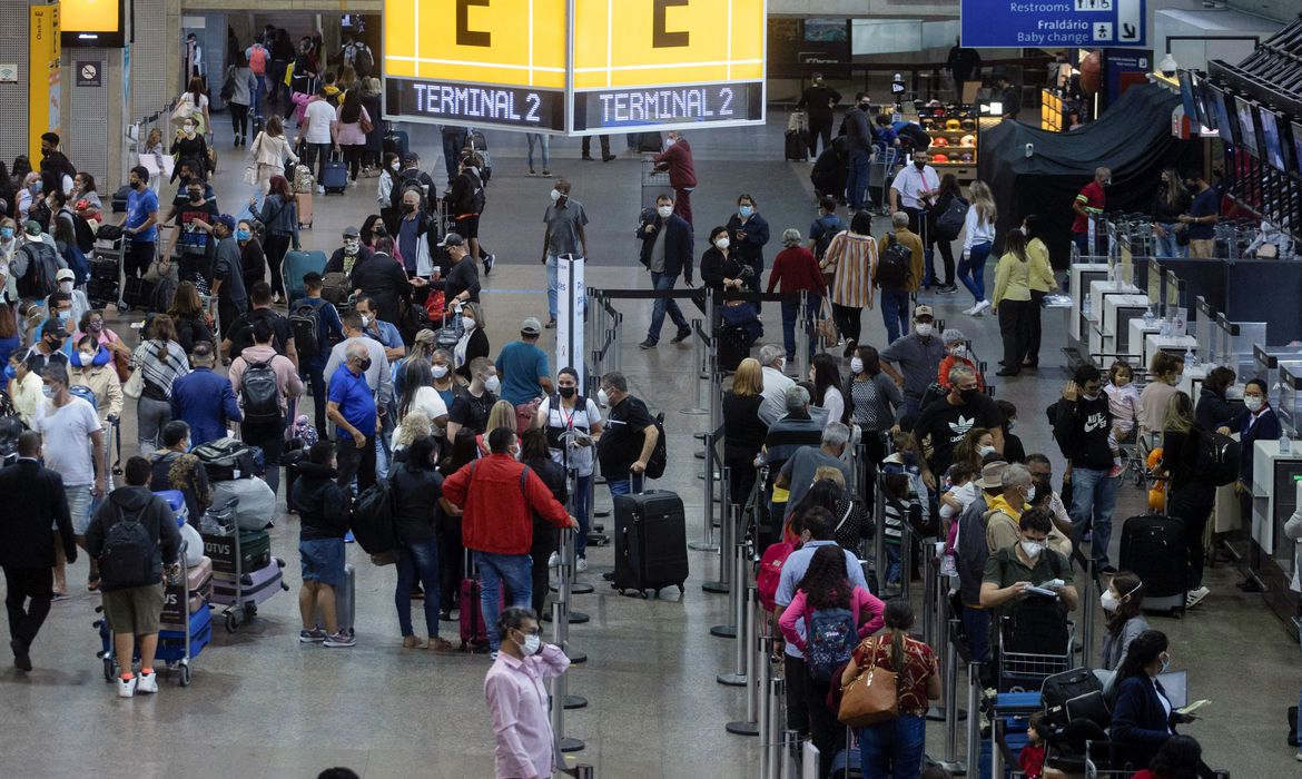 Passengers gather at Sao Paulo International Airport amid the outbreak of the coronavirus disease (COVID-19) and after Omicron has become the dominant coronavirus variant in the country, in Guarulhos, Brazil January 12, 2022.  REUTERS/Roosevelt Cassio