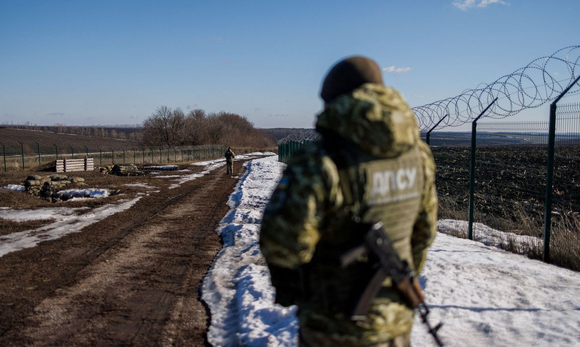 Guardas de fronteira ucranianos patrulham uma área ao longo da fronteira ucraniana-russa na região de Kharkiv, Ucrânia