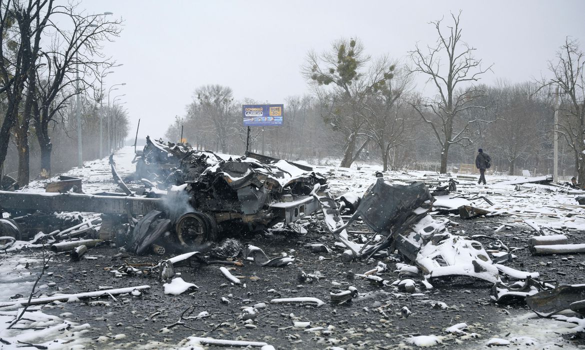 A view shows fragments of destroyed military vehicles on a road in Kharkiv, Ukraine February 25, 2022. REUTERS/Maksim Levin