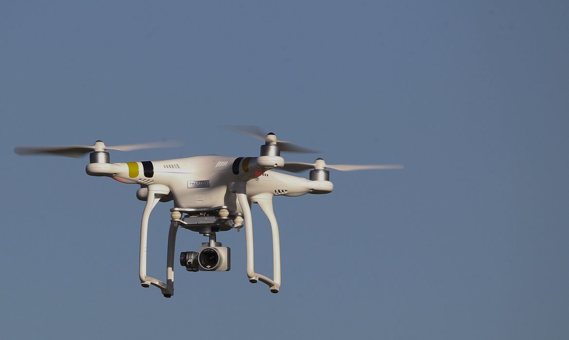 Eixo Monumental, Plano Piloto, Brasília, DF, Brasil 22/1/2018 Foto: Toninho Tavares/Agência Brasília.  Em um mês de testes com dois drones, o Departamento de Trânsito do Distrito Federal (Detran-DF) flagrou 382 infrações nas vias em 30 atuações com os equipamentos para auxiliar o monitoramento e a fiscalização.  As principais violações às regras que os agentes identificaram com ajuda da tecnologia foram não sinalizar para mudar de direção (132) e o uso do celular ao volante (90).