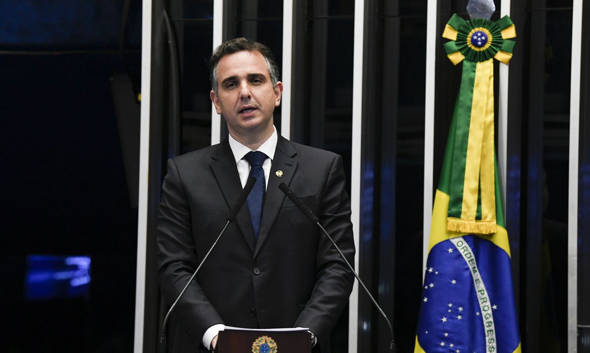 Plenário do Senado durante reunião preparatória destinada à eleição do presidente do Senado Federal para o segundo biênio da 56º Legislatura.A eleição ocorre de forma presencial, seguindo as medidas de segurança contra a covid-19, e obedecendo o Regimento Interno da Casa, que prevê a votação por meio de cédulas em papel inseridas em envelope.Em discurso, à tribuna, candidato à presidência, senador Rodrigo Pacheco (DEM-MG).Foto: Jefferson Rudy/Agência Senado