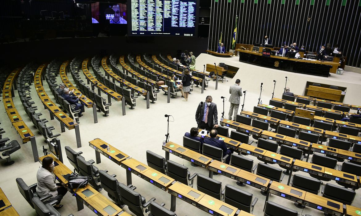 Plenário da Câmara dos Deputados durante sessão conjunta do Congresso Nacional (para deputados) destinada à deliberação dos Vetos nºs 4, 14, 18, 19, 20, 22 a 52 de 2021 e dos Projetos de Lei do Congresso Nacional n°s 12, 13 e 15 de 2021.Em discurso, à tribuna, deputado Hildo Rocha (MDB-MA).Mesa:vice-presidente da Câmara dos Deputados, deputado Marcelo Ramos (PL-AM);secretário-geral da Mesa do Senado, Gustavo A. Sabóia Vieira.Foto: Pedro França/Agência Senado