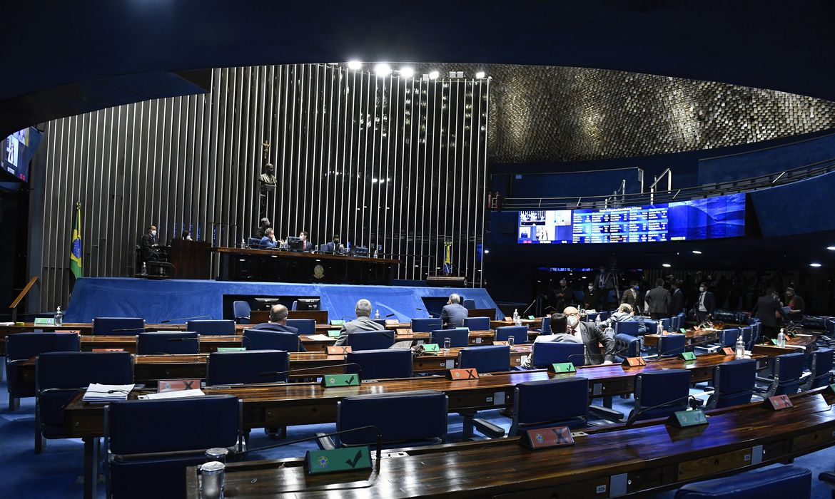 Plenário do Senado Federal durante sessão deliberativa extraordinária semipresencial destinada a votar a PEC 23/2021, chamada de PEC dos Precatórios. A proposta estabelece o novo regime de pagamentos de precatórios, modifica normas relativas ao Novo Regime Fiscal e autoriza o parcelamento de débitos previdenciários. Ainda na pauta, a Medida Provisória 1.061/2021 que cria o Programa Auxílio Brasil e o Programa Alimenta Brasil. Mesa: senador Roberto Rocha (PSDB-MA); senador Randolfe Rodrigues (Rede-AP); vice-presidente do Senado Federal, senador Veneziano Vital do Rêgo (MDB-PB); senador Eduardo Girão (Podemos-CE); secretário-geral da Mesa do Senado Federal, Gustavo A. Sabóia Vieira. Foto: Roque de Sá/Agência Senado