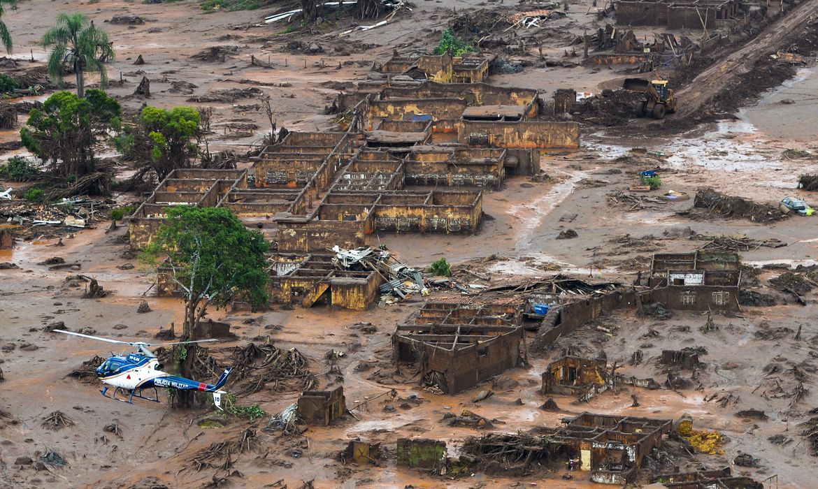  Área afetada pelo rompimento de barragem no distrito de Bento Rodrigues, zona rural de Mariana, em Minas Gerais 