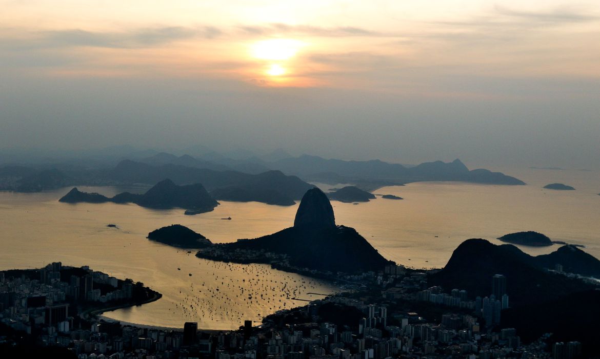 Subida até os braços da estátua do Cristo Redentor, no morro do Corcovado. As obras de restauro da estátua estão sendo finalizadas este mês. Em outubro deste ano o Cristo Redentor completa 90 anos.