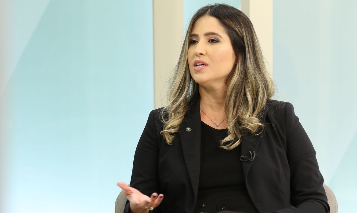 A presidente do Iphan, Larissa Rodrigues Peixoto Dutra, participa do programa Brasil em Pauta no estúdio da TV Brasil 