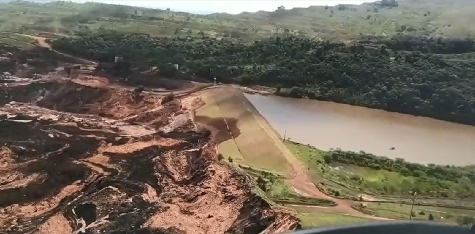 Imagem aérea mostra destruição após rompimento de barragem da Vale no Córrego do Feijão, em Brumadinho (MG) — Foto DivulgaçãoPolícia Milita.jpg