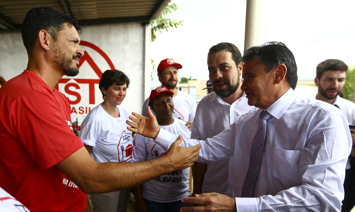 Brasília (DF), 09/02/2023 - O ministro do Desenvolvimento e Assistência Social, Família e Combate à Fome, Wellington Dias, e o deputado Guilherme Boulos (PSOL) visitam a Cozinha Solidária de Ceilândia (DF), que faz parte da rede de cozinhas gerida pelo Movimento dos Trabalhadores Sem Teto.