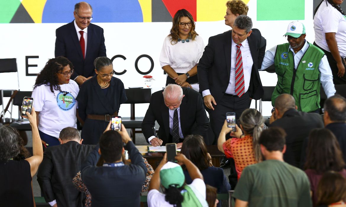 Brasília (DF), 13/02/2023 - O presidente Luiz Inácio Lula da Silva durante cerimônia de assinatura de decretos recriando o Programa Pró-Catador de materiais recicláveis.