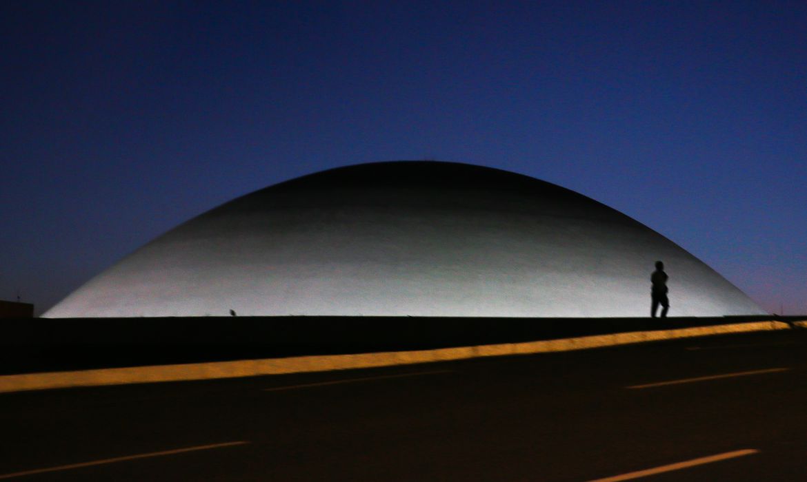 A cúpula menor, voltada para baixo, abriga o Plenário do Senado Federal.