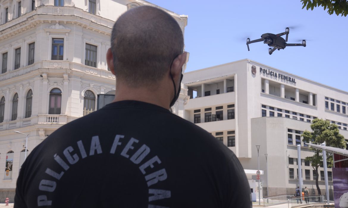 Polícia Federal realiza exercício simulado com o uso de drones para o combate a crimes eleitorais nos dias das eleições municipais de 2020, na Praça Mauá, região portuária do Rio de Janeiro.