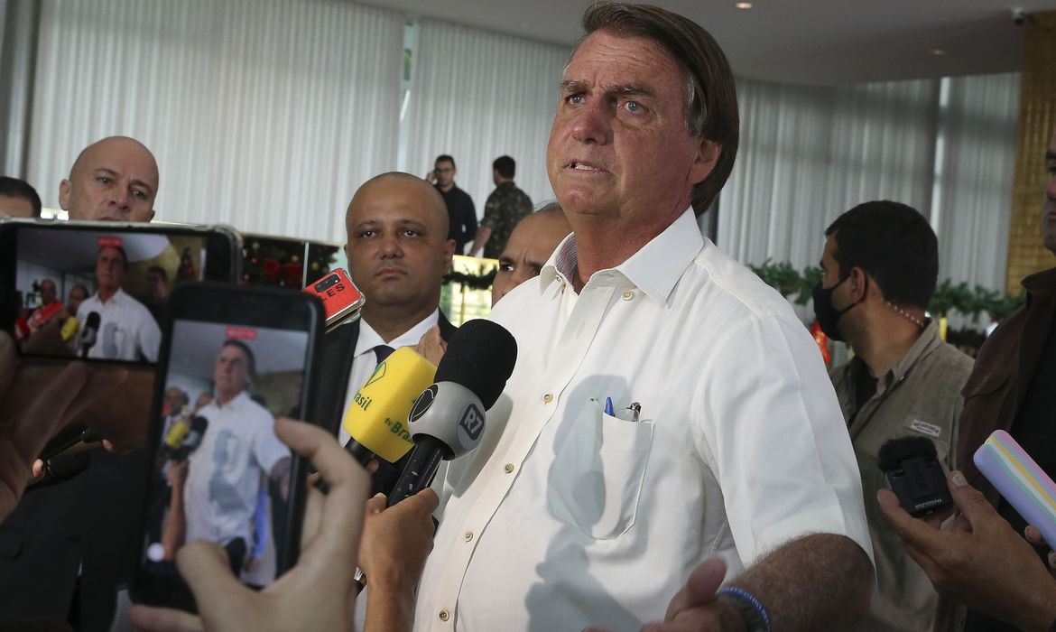 O governador de Goiás, Ronaldo Caiado e o presidente da República, Jair Bolsonaro falam à imprensa no Palácio da Alvorada