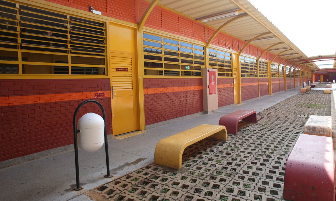 Governo do Distrito Federal implanta projeto de ensino militar para os estudantes do ensino fundamental e médio em quatro escolas públicas do DF. Na foto, o Centro Educacional (CED) 7 de Ceilândia.