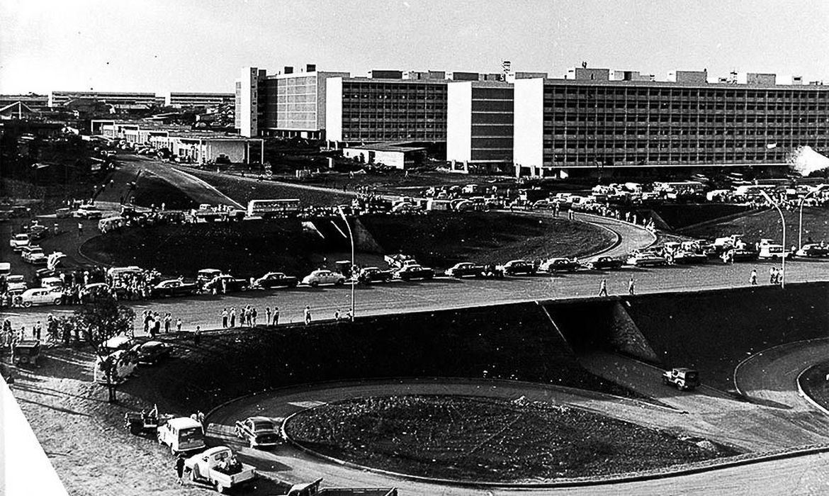 Construção de Brasília,Eixo Rodoviário em 21 de Abril de 1960, inauguração de Brasília