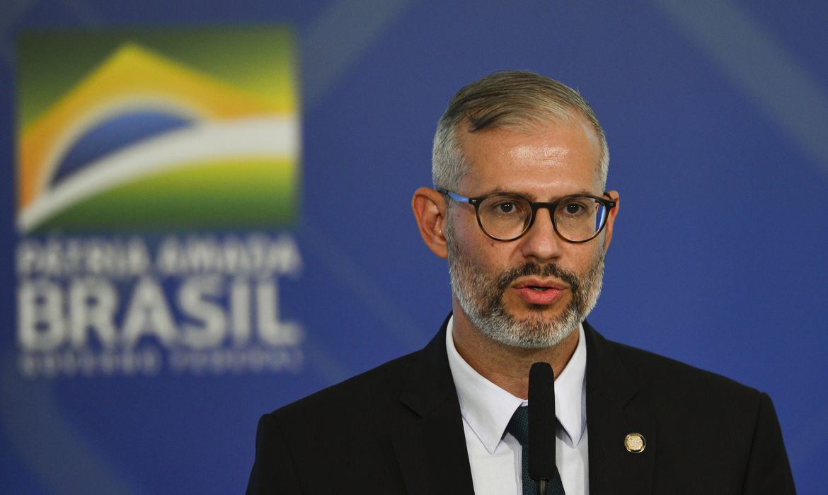 O ministro da Educação, Victor Godoy, durante o lançamento do Canal Educação e do Canal Libras, no Palácio do Planalto.