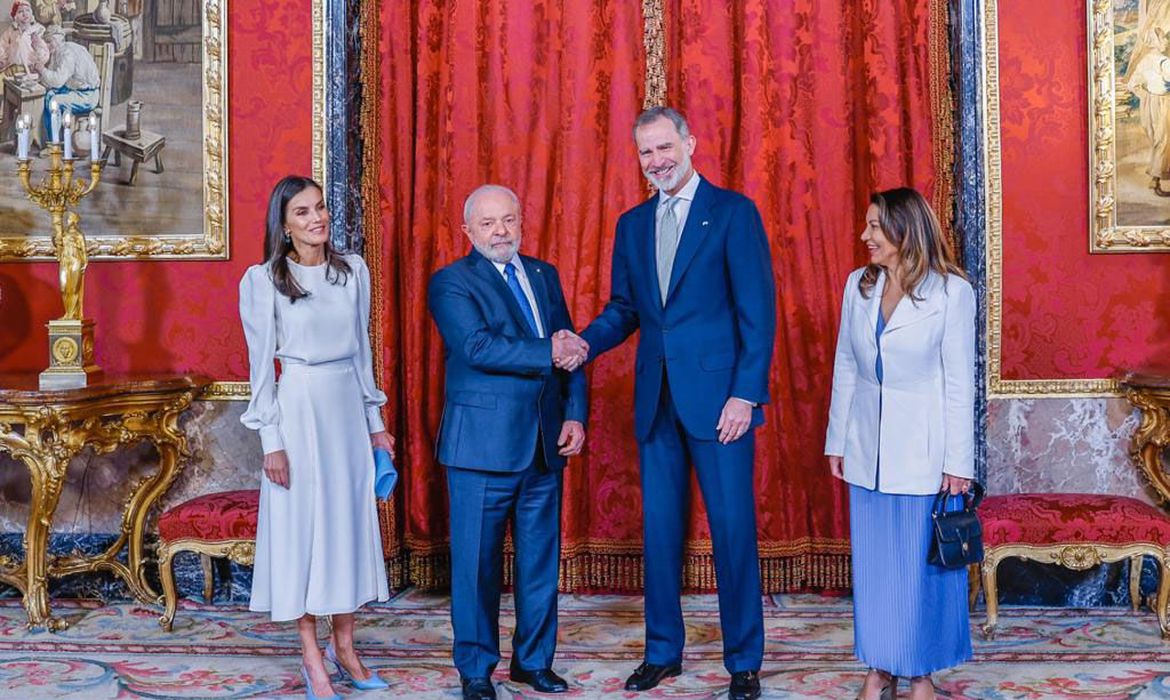 Madri, Espanha, 26.04.2023 - O presidente Luiz Inácio Lula da Silva e a primeira-dama, Janja Lula da Silva, são recebidos pelo rei da Espanha, Felipe VI, no Palácio Real, em Madri. Foto: Ricardo Stuckert/PR