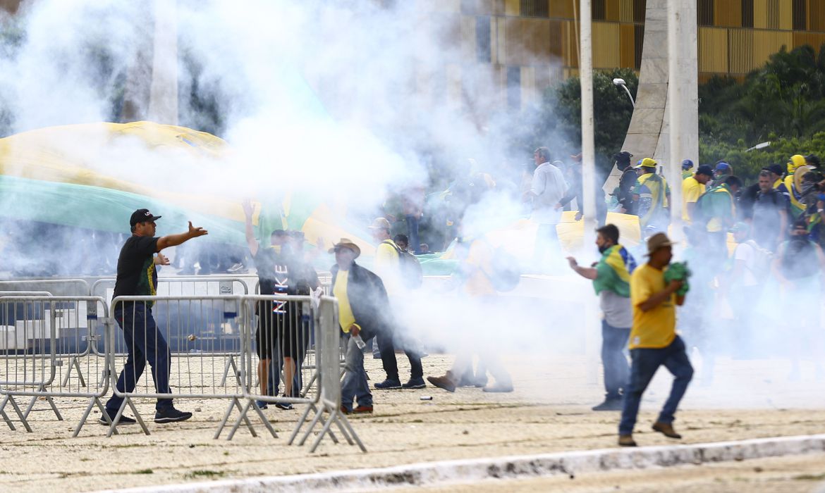 Manifestantes invadem Congresso, STF e Palácio do Planalto.