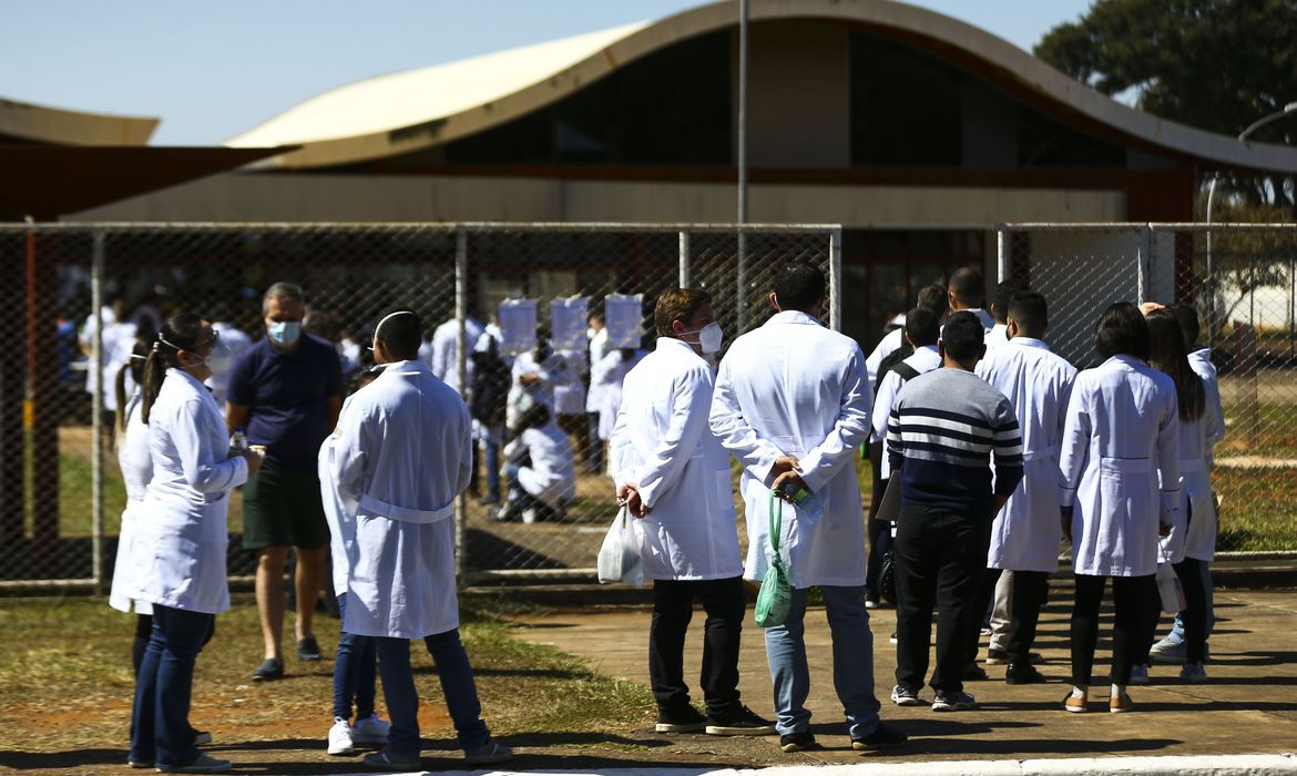 Médicos chegam ao local de prova para a segunda etapa do Exame Nacional de Revalidação de Diplomas Médicos Expedidos por Instituição de Educação Superior Estrangeira (Revalida) 2020, em Brasília.