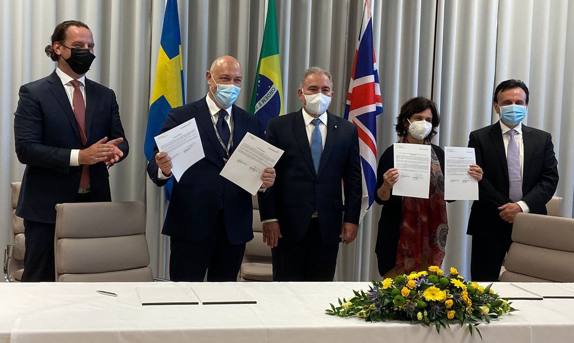 O ministro Queiroga participou, na manhã de hoje, da assinatura de termo de intenção de compra firmado entre a Fiocruz e a AstraZeneca, que vai garantir IFA suficiente para produzir 60 MILHÕES de doses no Brasil no próximo ano.
