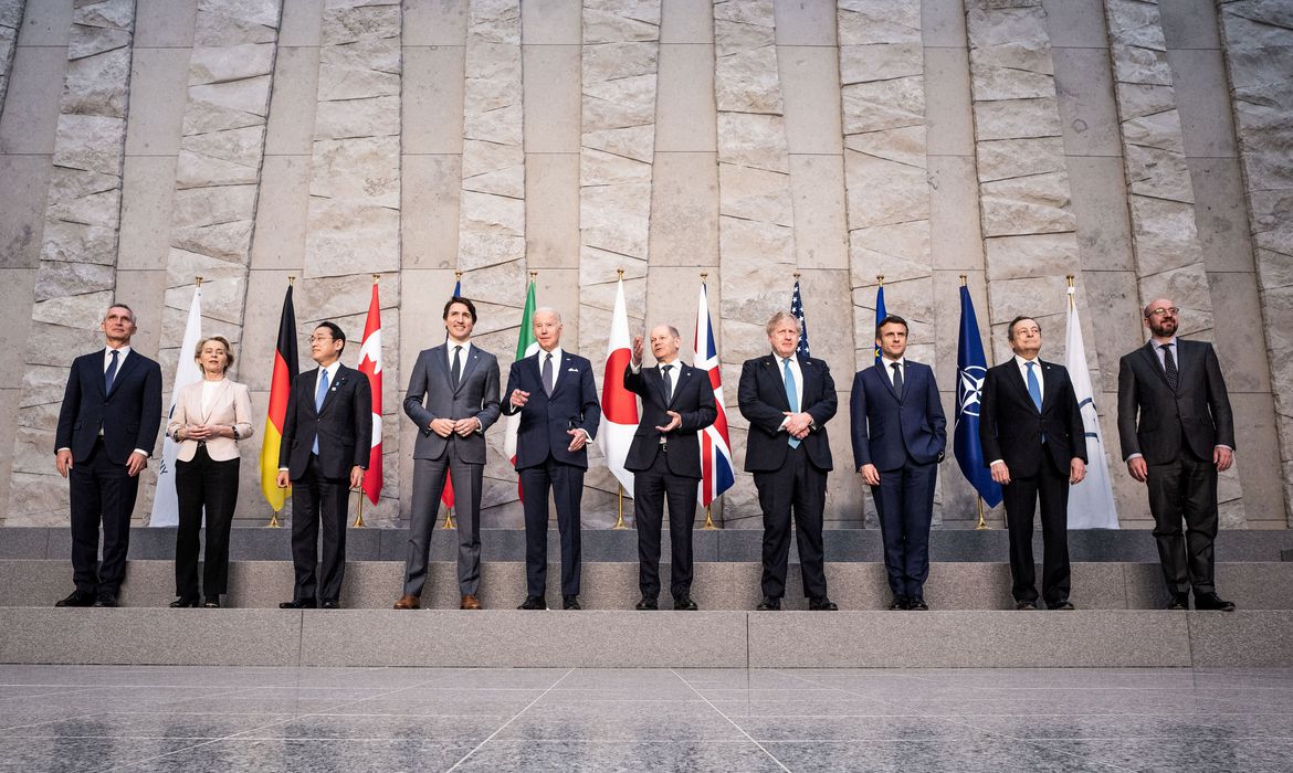 NATO Secretary General Jens Stoltenberg, President of the European Commission Ursula von der Leyen, Japan's Prime Minister Fumio Kishida, Canada's Prime Minister Justin Trudeau, US President Joe Biden, German Chancellor Olaf Scholz, Britain's Prime Minister Boris Johnson, France's President Emmanuel Macron, Italy's Prime Minister Mario Draghi and European Council President Charles Michel pose for a family photo during the G7 summit in Brussels, Belgium, March 24, 2022. Michael Kappeler /Pool via REUTERS