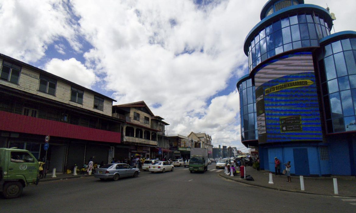 Paramaribo é a capital do Suriname, nas margens do rio Suriname