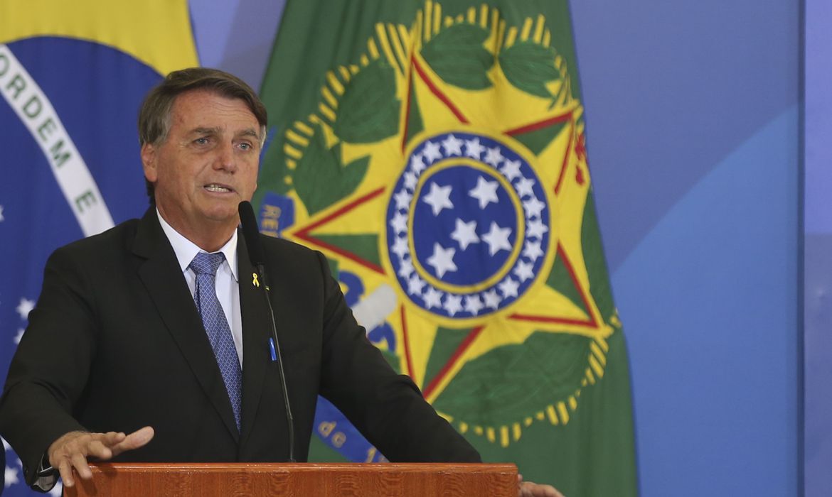 O  presidente da República, Jair Bolsonaro, participa da cerimônia para apresentar a meta de instalação de novos 12 mil pontos de Wi-Fi Brasil em escolas da rede pública no país. 