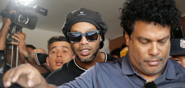 ronaldinho-apos-depoimentoaaaaaaaaaaaaaaaaaaaaaaa.jpg