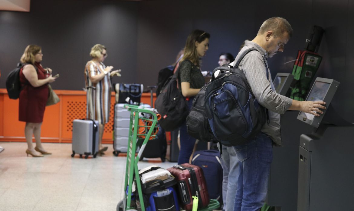 Nova regra relativa ao tamanho da bagagem de mão, que não pode exceder 55 centímetros de altura, 35 de largura e 25 de profundidade, já está em vigor no Aeroporto de Congonhas, em São Paulo.