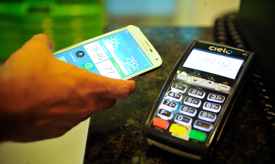 Foto para matéria pagamento celular maquina cartão crédito/débito (Marcello Casal Jr/Agência Brasil)